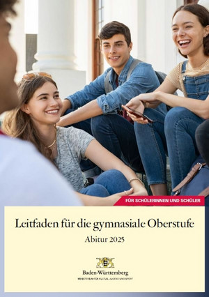 4 Schülerinnen und Schüler sitzen auf einer Trepppe und lachen. Eines der Mädchen hält ein Handy in der Hand.